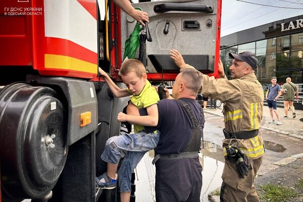 В Одессе из-за непогоды затопило Пересыпский район: пришлось спасать людей фото 7