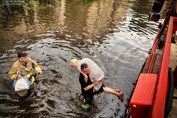 В Одессе из-за непогоды затопило Пересыпский район: пришлось спасать людей фото 15