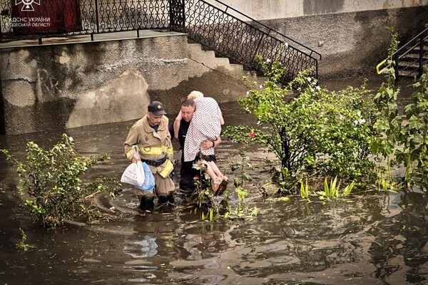 В Одесі через негоду затопило Пересипський район: довелося рятувати людей фото 16