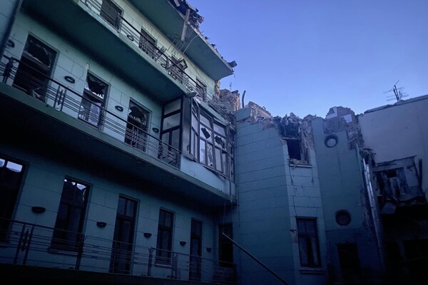 Разрушены собор и жилые дома, есть погибший и раненые: подробности ночной атаки на Одессу фото 3
