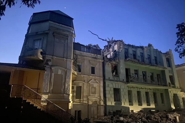 Разрушены собор и жилые дома, есть погибший и раненые: подробности ночной атаки на Одессу фото 4