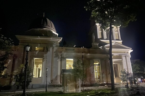 Разрушены собор и жилые дома, есть погибший и раненые: подробности ночной атаки на Одессу фото 12