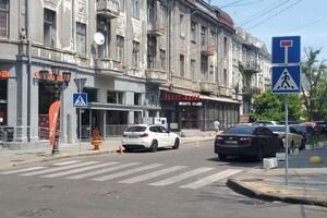 Стало приятно ходить: в переулке Чайковского установили антипарковочные столбики фото