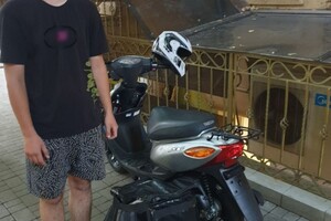 В Одесі 16-річний мопедист мало не збив жінку з коляскою на &quot;зебрі&quot; фото