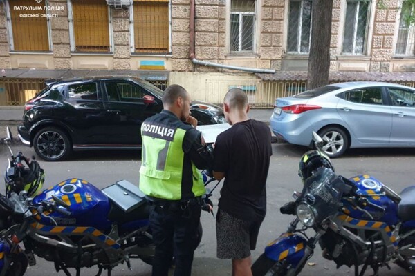 В Одесі 16-річний мопедист мало не збив жінку з коляскою на &quot;зебрі&quot; фото 2