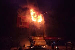 В результате атаки РФ в Одессе повреждены общежитие и гипермаркет Fozzy: пострадали три человека фото 1