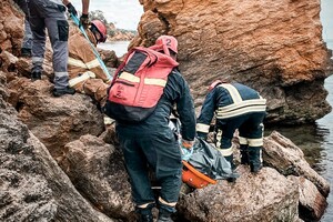 Тіло жінки, що потонула тиждень тому у Фонтанці, прибило до скель фото 1