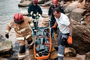 Тіло жінки, що потонула тиждень тому у Фонтанці, прибило до скель фото 3