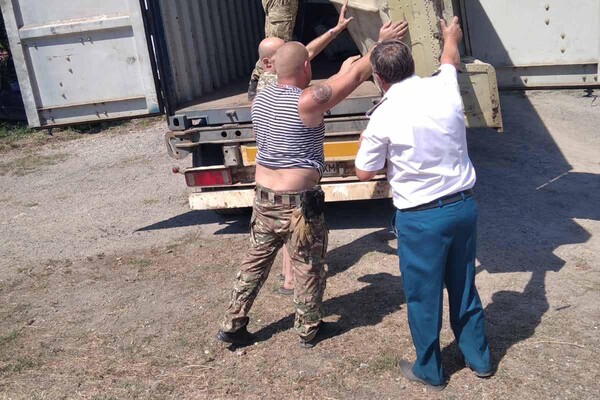 Одесские таможенники передали ВСУ лодки: их конфисковали у контрабандистов сигарет фото 1