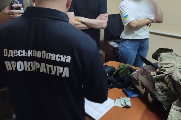 Начальник та інспектор відділу прикордонної служби в Одеській області брали хабарі під час огляду суден фото 5