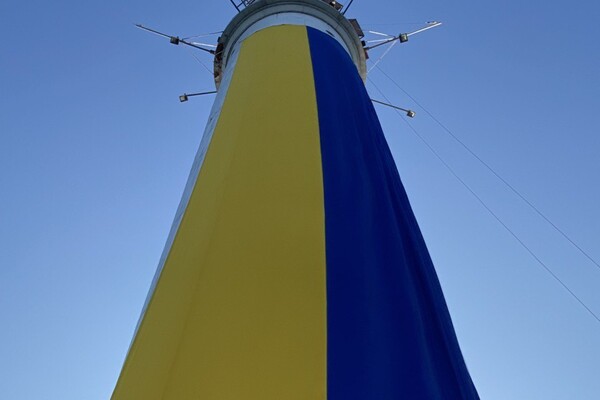 В Одессе отмечают День Государственного флага и возвели его на маяк фото