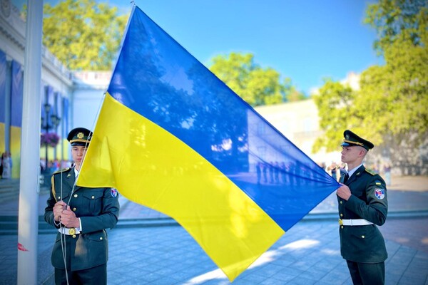 В Одессе отмечают День Государственного флага и возвели его на маяк фото 1