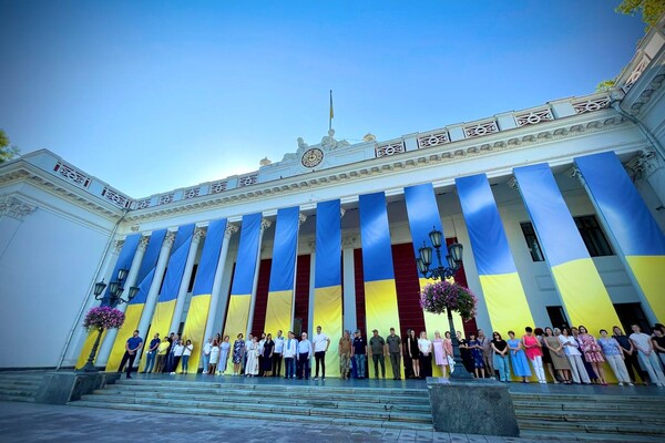 В Одессе отмечают День Государственного флага и возвели его на маяк фото 2