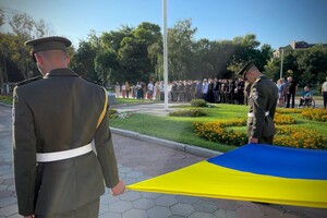 В Одессе отмечают День Государственного флага и возвели его на маяк фото 3