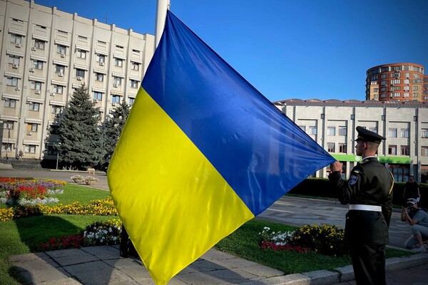 В Одессе отмечают День Государственного флага и возвели его на маяк фото 4