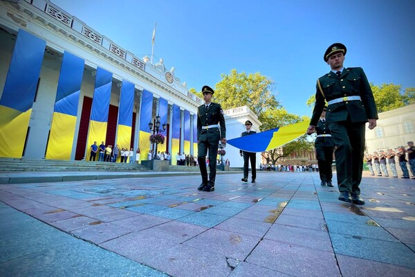 В Одессе отмечают День Государственного флага и возвели его на маяк фото 5