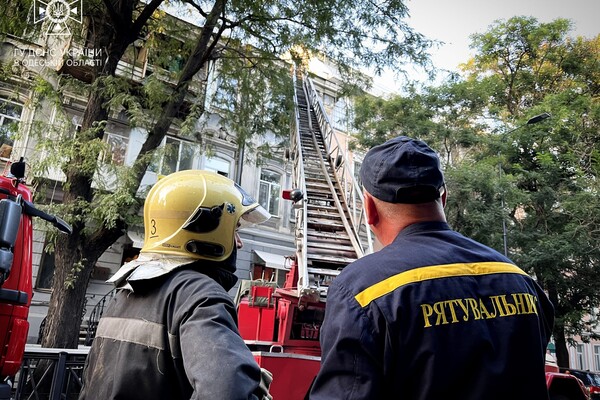 В центре Одессы загорелся памятник архитектуры фото 18