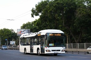 Одесою знову їздить гібридний автобус фото