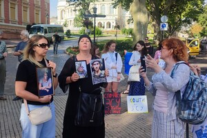 Восьмой день пикета из-за тендеров: к протестующим возле мэрии Одессы вышел Труханов фото 1
