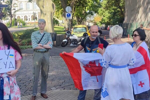 Восьмой день пикета из-за тендеров: к протестующим возле мэрии Одессы вышел Труханов фото 2