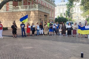 Восьмий день пікету через тендери: до протестувальників біля мерії Одеси вийшов Труханов фото 4