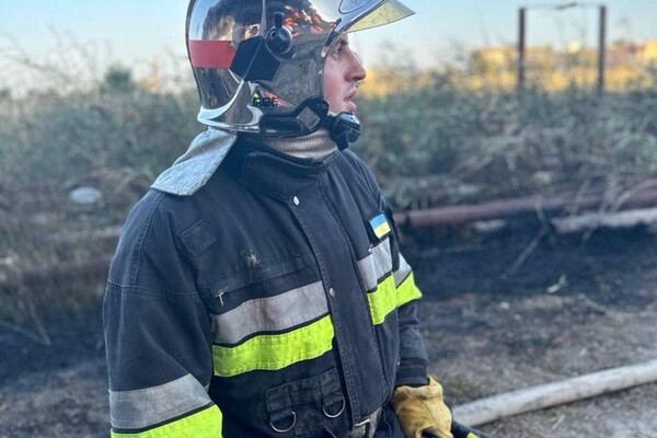 Рятувальники показали, як гасили пожежу після ворожих атак сьогодні вночі в Ізмаїльському районі фото