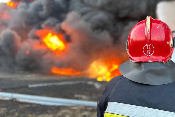 Рятувальники показали, як гасили пожежу після ворожих атак сьогодні вночі в Ізмаїльському районі фото 1