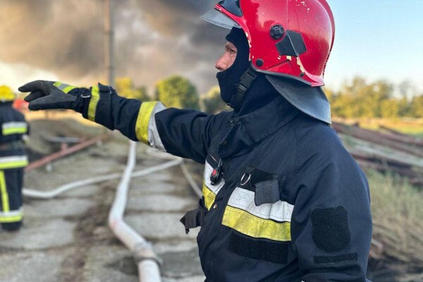 Рятувальники показали, як гасили пожежу після ворожих атак сьогодні вночі в Ізмаїльському районі фото 4