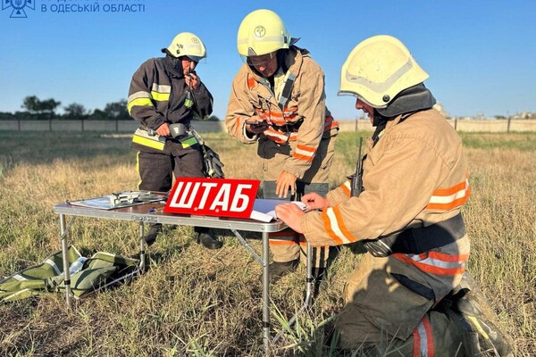 Рятувальники показали, як гасили пожежу після ворожих атак сьогодні вночі в Ізмаїльському районі фото 6