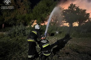 Рятувальники показали, як гасили пожежу після ворожих атак сьогодні вночі в Ізмаїльському районі фото 7