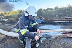 Рятувальники показали, як гасили пожежу після ворожих атак сьогодні вночі в Ізмаїльському районі фото 8