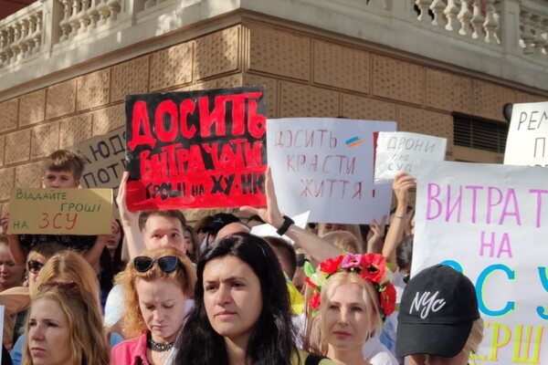 Под Одесской мэрией проходит очередной пикет против затратных тендеров во время войны фото