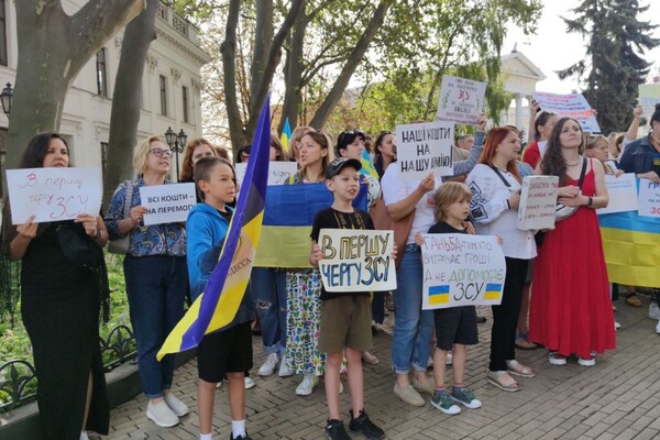 Под Одесской мэрией проходит очередной пикет против затратных тендеров во время войны фото 4