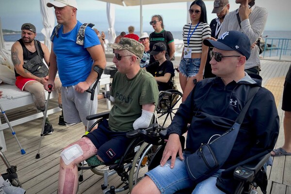 Захисники із травмами протестували інклюзивний пляж в Одесі фото 8