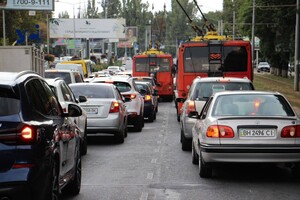 Через аварію на водопроводі в Одесі утворилися пробки: трамваї призупинили рух фото