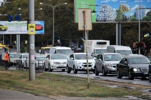 Из-за аварии на водопроводе в Одессе образовались пробки: трамваи приостановили движение фото 2