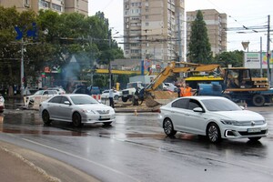 Из-за аварии на водопроводе в Одессе образовались пробки: трамваи приостановили движение фото 3