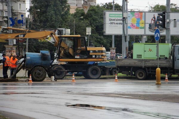 Из-за аварии на водопроводе в Одессе образовались пробки: трамваи приостановили движение фото 4