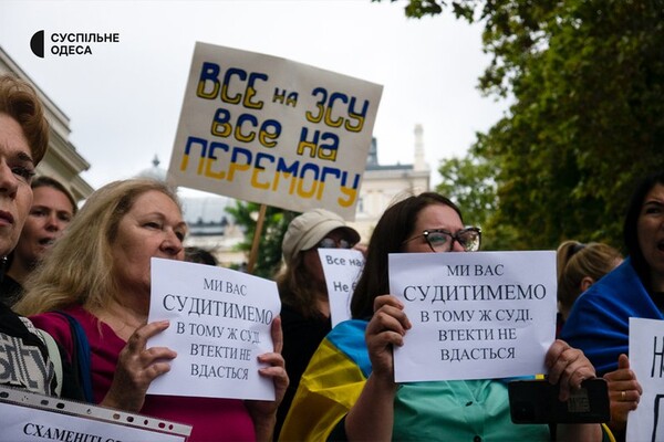 Под зданием Одесской мэрии снова проходит пикет против неуместных во время войны тендеров фото