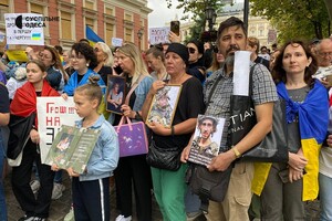 Под зданием Одесской мэрии снова проходит пикет против неуместных во время войны тендеров фото 3