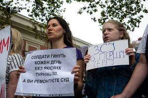 Под зданием Одесской мэрии снова проходит пикет против неуместных во время войны тендеров фото 4