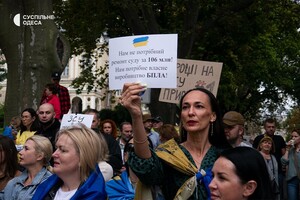 Под зданием Одесской мэрии снова проходит пикет против неуместных во время войны тендеров фото 5