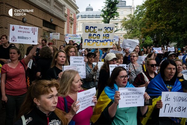 Под зданием Одесской мэрии снова проходит пикет против неуместных во время войны тендеров фото 6