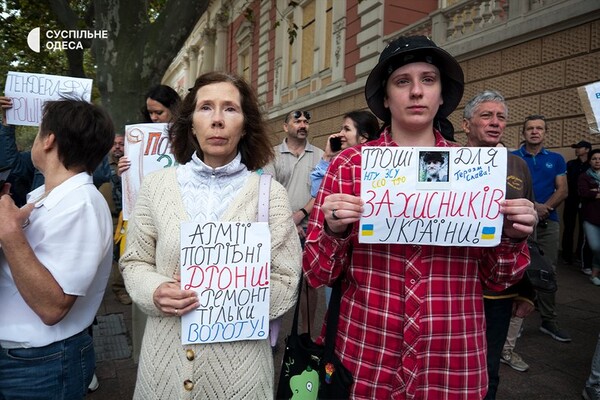 Под зданием Одесской мэрии снова проходит пикет против неуместных во время войны тендеров фото 7