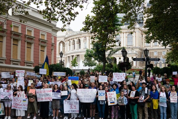 Под зданием Одесской мэрии снова проходит пикет против неуместных во время войны тендеров фото 9