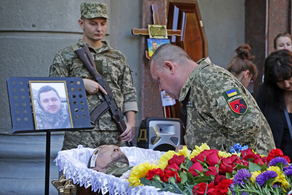 В Одесі біля Будинку офіцерів попрощалися із двома загиблими героями фото 4