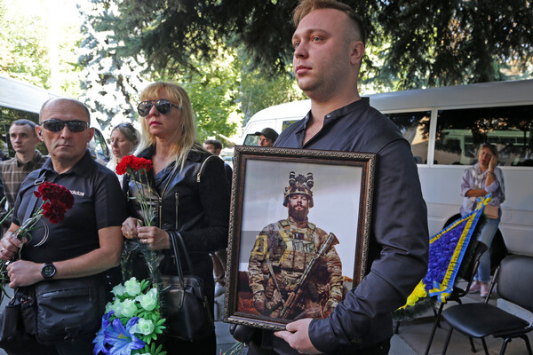 В Одесі біля Будинку офіцерів попрощалися із двома загиблими героями фото 8