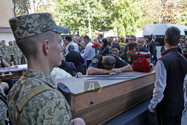 В Одесі біля Будинку офіцерів попрощалися із двома загиблими героями фото 10