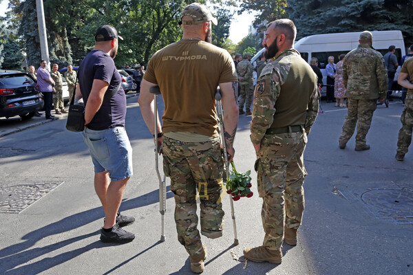 В Одесі біля Будинку офіцерів попрощалися із двома загиблими героями фото 11