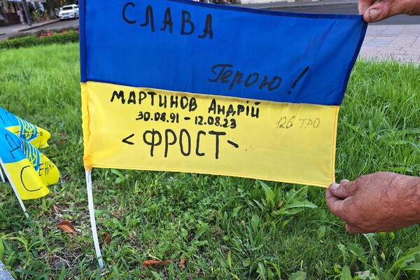 На Катерининській площі в Одесі створили народний меморіал із прапорів України фото 1